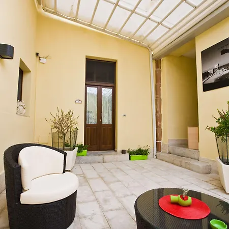 Cortile Merce מלון דירות